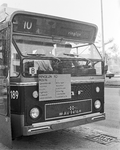 855107 Afbeelding van het routebord van Ringlijn 10 voorop een stadsbus van het GEVU, vermoedelijk aan de Beneluxlaan ...